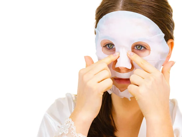 Kvinna Applicerar Sheet Mask Ansiktet Vitt Flicka Som Tar Hand — Stockfoto