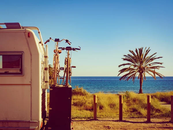 Camper Freizeitfahrzeug Mit Fahrrädern Campen Strand Mittelmeerküste Mit Palmen Spanien — Stockfoto