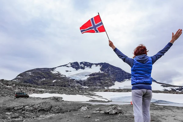 Dağlarda Norveç Bayrağı Taşıyan Bir Kadın Çatıda Kanosu Olan Bir — Stok fotoğraf