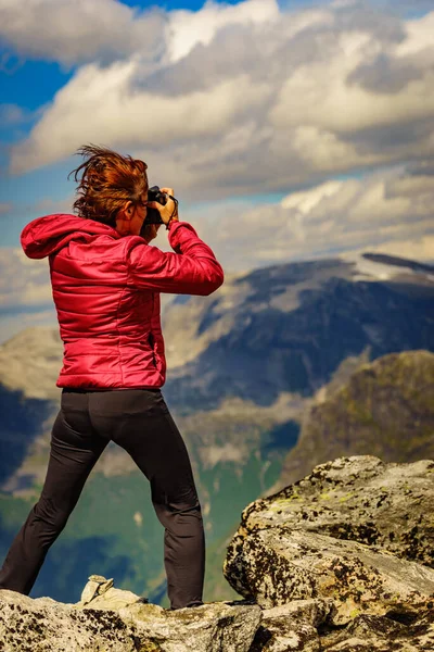 Tourismus Urlaub Und Reise Bild Touristin Fotografiert Mit Kamera Genießt — Stockfoto