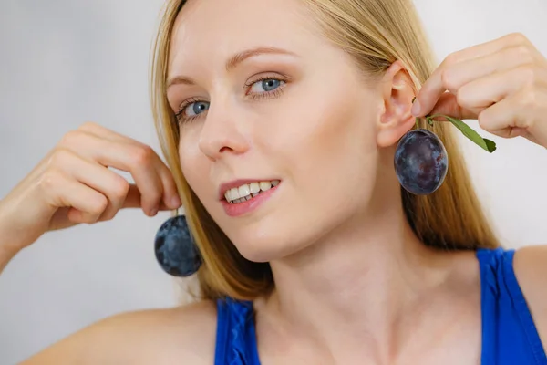 Menina Segurando Ameixa Azul Seu Ouvido Frutas Sazonais Saudáveis Dieta — Fotografia de Stock