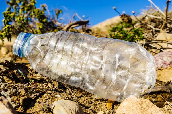 Garrafa Água Vazia Plástico Abandonada Natureza Poluição Ambiental Problema Ecológico — Fotografia de Stock