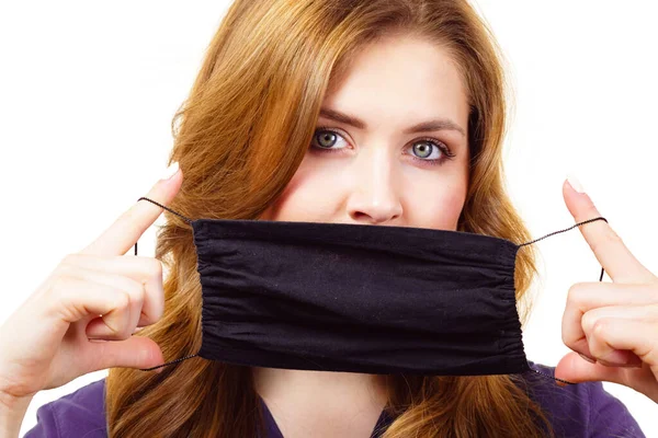 Vrouw Met Behulp Van Zwarte Beschermende Herbruikbare Gezichtsmasker Bedekken Mond — Stockfoto