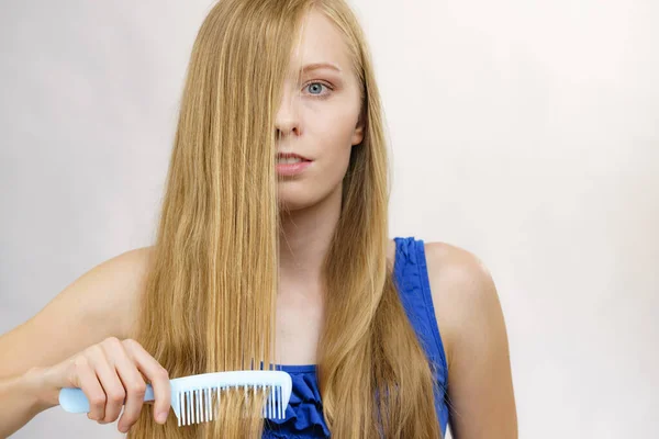 Młoda Kobieta Czesanie Długie Zdrowe Blond Włosy Przy Użyciu Grzebienia — Zdjęcie stockowe