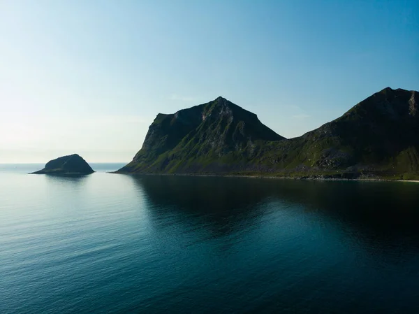 维斯特瓦戈里岛海岸 乌塔克勒夫地点 有风景秀丽的岩石海岸和高山 Lofoten群岛挪威北部 — 图库照片