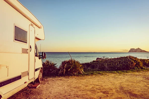 大篷车在西班牙的地中海沿岸 直布罗陀在地平线上摇曳 在大自然上露营 度假和在流动家庭旅行 — 图库照片