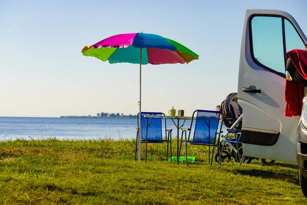 ビーチのキャンパーバンでカラフルな傘と椅子 海の海岸でピクニック キャラバン家族の休暇 — ストック写真