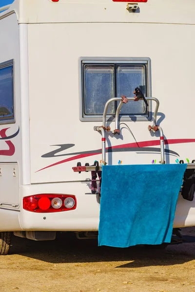 自然の中で野生のキャンプ 衣類乾燥にぶら下がってキャラバン車両 モーターホームでの休日 — ストック写真
