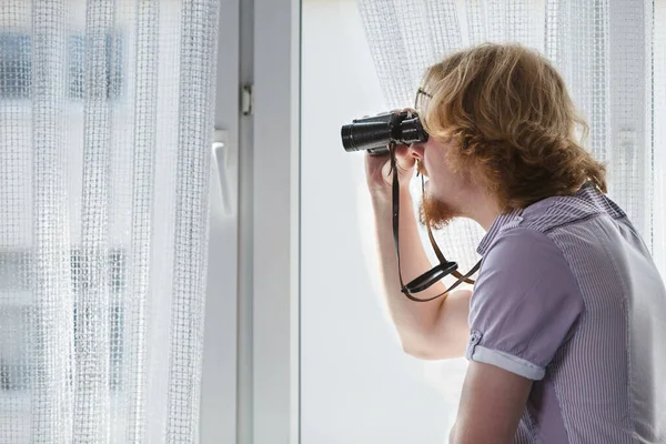 Hombre Adulto Joven Espiando Sus Vecinos Tipo Usando Prismáticos Mirando — Foto de Stock