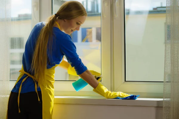 Pencereyi Mavi Bez Deterjan Kullanarak Temizleyen Genç Bir Kadın Işleri — Stok fotoğraf