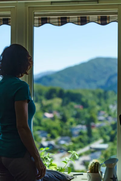 Žena Stojí Okna Užívá Letní Krajiny Nádherným Výhledem Ostrov Osteroy — Stock fotografie
