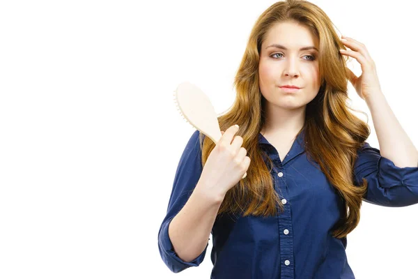 Junge Frau Kämmt Lange Gesunde Braune Haare Mit Pinsel Haarpflege — Stockfoto