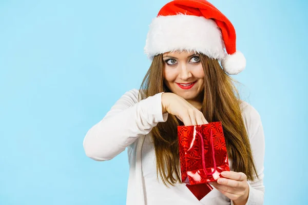 Femme Surprise Portant Santa Claus Chapeau Met Main Dans Sac — Photo