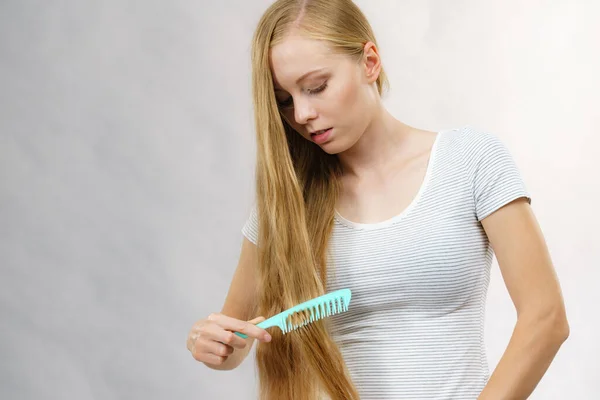 Young Woman Combing Long Healthy Blonde Hair Using Comb — Stock Photo, Image