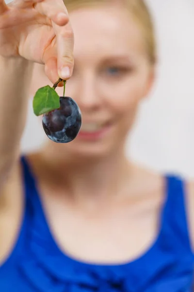 Ragazza Con Una Sola Prugna Blu Frutta Stagione Sana Alimentazione — Foto Stock