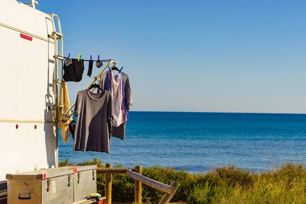 Camping Salvaje Orilla Del Mar Vehículo Caravana Con Ropa Colgando —  Fotos de Stock