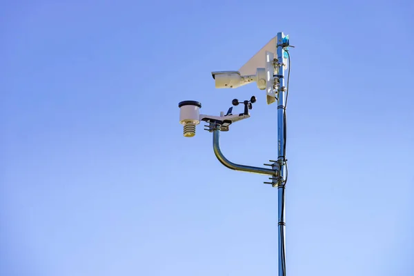 Beveiligingscamera Cctv Videobewaking Wind Indicator Tegen Blauwe Lucht — Stockfoto