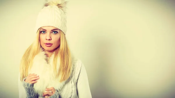 Bekleidung Modemenschen Attraktive Frau Winterkleidung Junge Frau Hat Wollpullover Gestrickt — Stockfoto