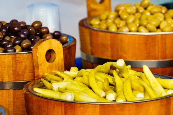 Grüne Paprika Und Oliven Zum Verkauf Auf Dem Markt — Stockfoto