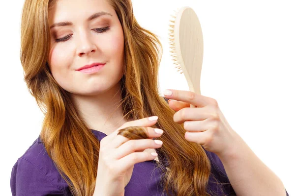 Mujer Joven Peinando Cabello Castaño Largo Saludable Usando Cepillo Cuidado —  Fotos de Stock