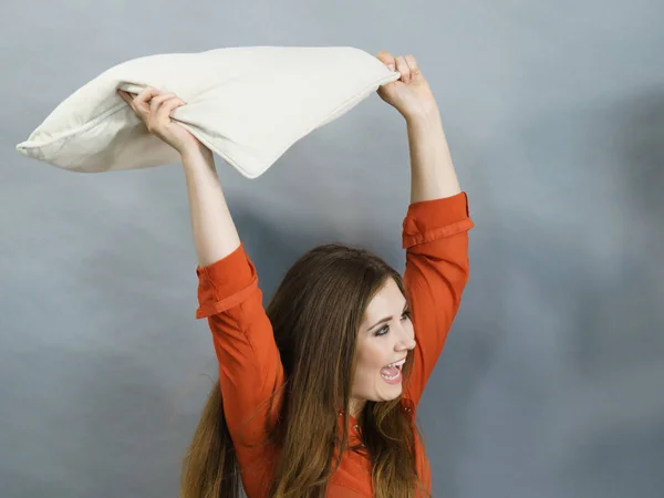 Joyful Jovem Mulher Divertindo Travesseiro Luta Com Alguém Fundo Cinzento — Fotografia de Stock