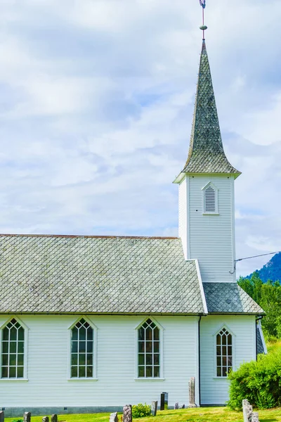 Norveç Nes Köyündeki Beyaz Ahşap Kilisesi Fiyort Lusterfjord Vestland County — Stok fotoğraf