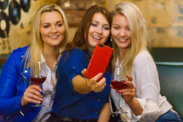 Mutlu Kızlar Gece Kulübünde Içki Içen Dedikodu Yapan Konuşan Telefonla — Stok fotoğraf