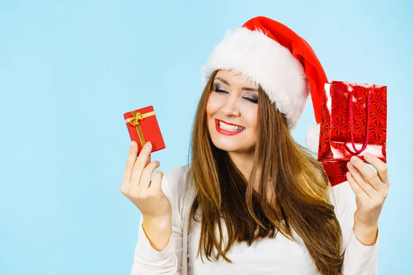 Weihnachtsgeschenke Glückliche Frau Mit Weihnachtsmann Hut Mit Roter Tasche Und — Stockfoto