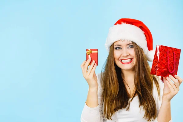 Christmas Gifts Happy Woman Wearing Santa Claus Hat Holding Present — Stock Photo, Image