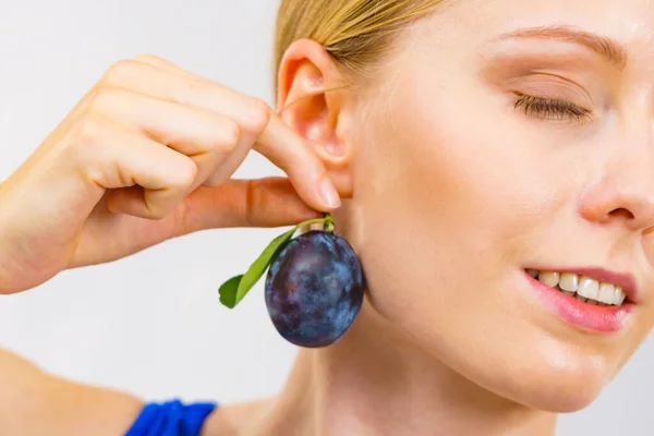 Dziewczyna Trzymająca Niebieską Śliwkę Przy Uchu Zdrowe Owoce Sezonowe Surowa — Zdjęcie stockowe