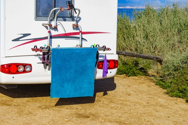 Campeggio Selvaggio Sulla Natura Veicolo Caravan Con Vestiti Appesi Asciugare — Foto Stock