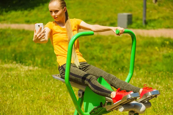 Young Woman Working Out Outdoor Gym Girl Taking Selfie Photo — Stock Photo, Image