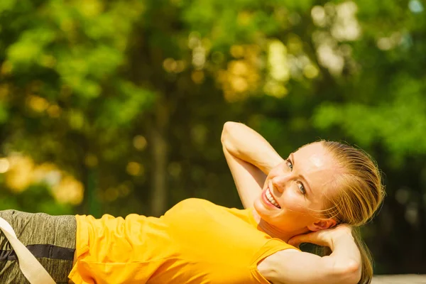 Νεαρή Γυναίκα Χαλαρώνει Μετά Την Άσκηση Γυμναστικής Στο Πάρκο Απολαμβάνοντας — Φωτογραφία Αρχείου