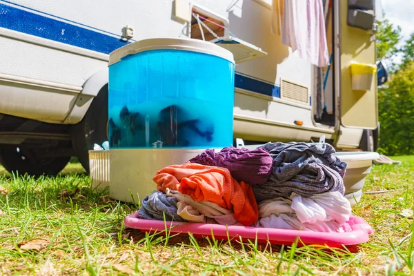 Wäsche Waschen Freien Wohnwagen Schüssel Mit Sauberer Kleidung Und Funktionierender — Stockfoto