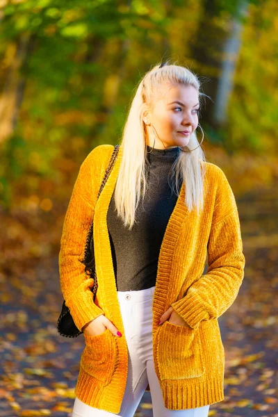 Mulher Vestindo Roupa Elegante Casaco Amarelo Cardigan Andando Parque Outonal — Fotografia de Stock