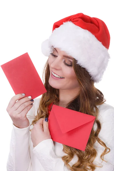 Mujer Con Sombrero Santa Claus Sosteniendo Sobre Rojo Leyendo Carta — Foto de Stock