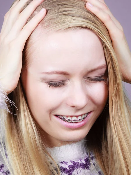 Felicidade Reações Humanas Expressão Facial Conceito Mulher Loira Feliz Segurando — Fotografia de Stock