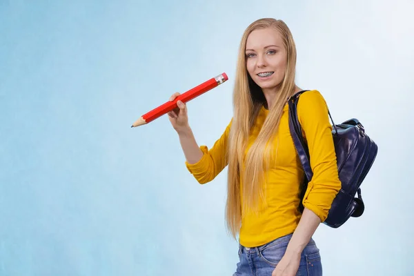 Glückliches Junges Blondes Teenager Mädchen Das Mit Rucksack Und Großem — Stockfoto