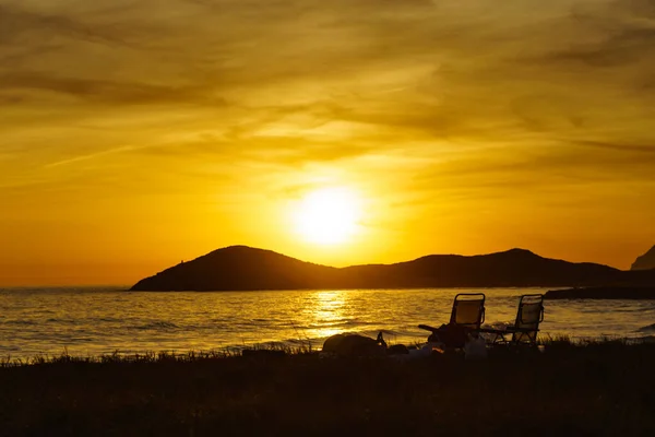 Dos Sillas Caballito Mar Atardecer Sobre Mar Paisaje Costero Playa —  Fotos de Stock