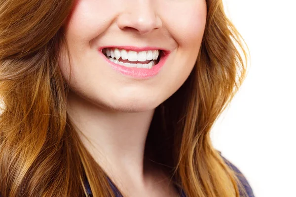 Joven Mujer Sonriente Con Pelo Largo Saludable —  Fotos de Stock