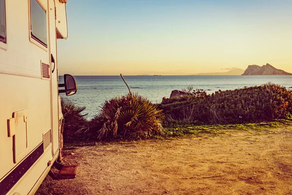 Wohnwagen Der Mittelmeerküste Spanien Gibraltar Rockt Horizont Zelten Der Natur — Stockfoto