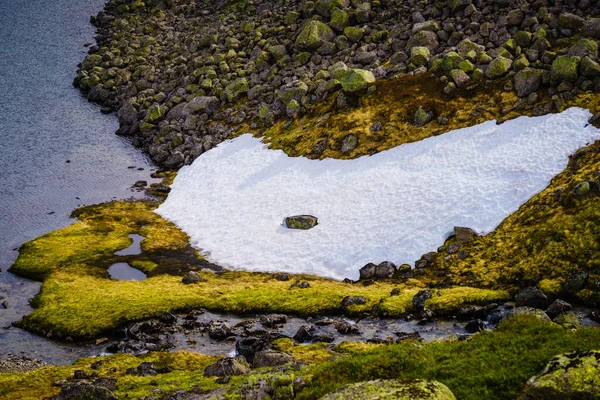 Lago Tarn Piedra Montañas Rocosas Nieve Orilla Hora Verano Noruega —  Fotos de Stock