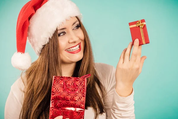 Regalos Navidad Mujer Feliz Con Sombrero Santa Claus Sosteniendo Presente — Foto de Stock