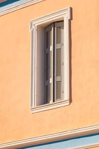 Typisk Medelhavsarkitektur Vita Fönsterkanter Med Fönsterluckor Orange Vägg — Stockfoto