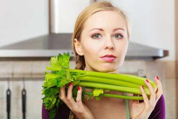 厨房里拿着新鲜绿色芹菜的女人 年轻的家庭主妇做饭 健康饮食 节食和人的概念 — 图库照片