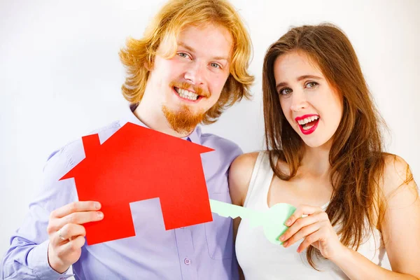 Lächelndes Junges Paar Mit Papierhäuschen Und Schlüssel Mann Und Frau — Stockfoto