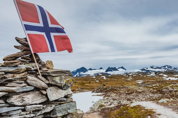 Высокая Стопка Камней Северным Флагом Национальный Туристический Живописный Маршрут Sognefjellet — стоковое фото