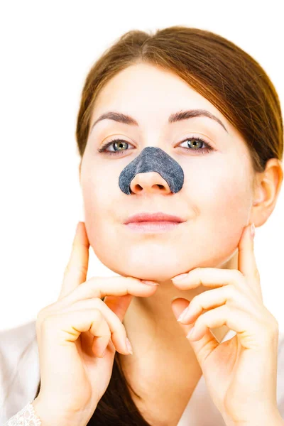 Kobieta Nakładająca Paski Czyszczące Nos Używając Maski Tkaniny Oczyszczającej Pory — Zdjęcie stockowe