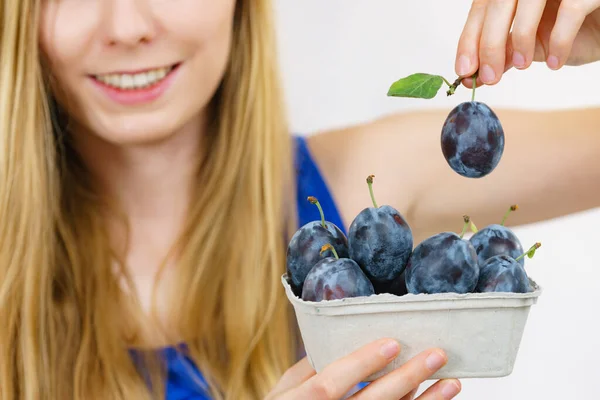 Menina Segurando Frutas Ameixa Azul Caixa Papel Frutas Sazonais Saudáveis — Fotografia de Stock