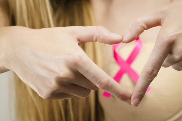 Kvinna Rosa Band Bröstet Gör Hjärtformen Med Händerna Medvetenhet Bröstcancer — Stockfoto